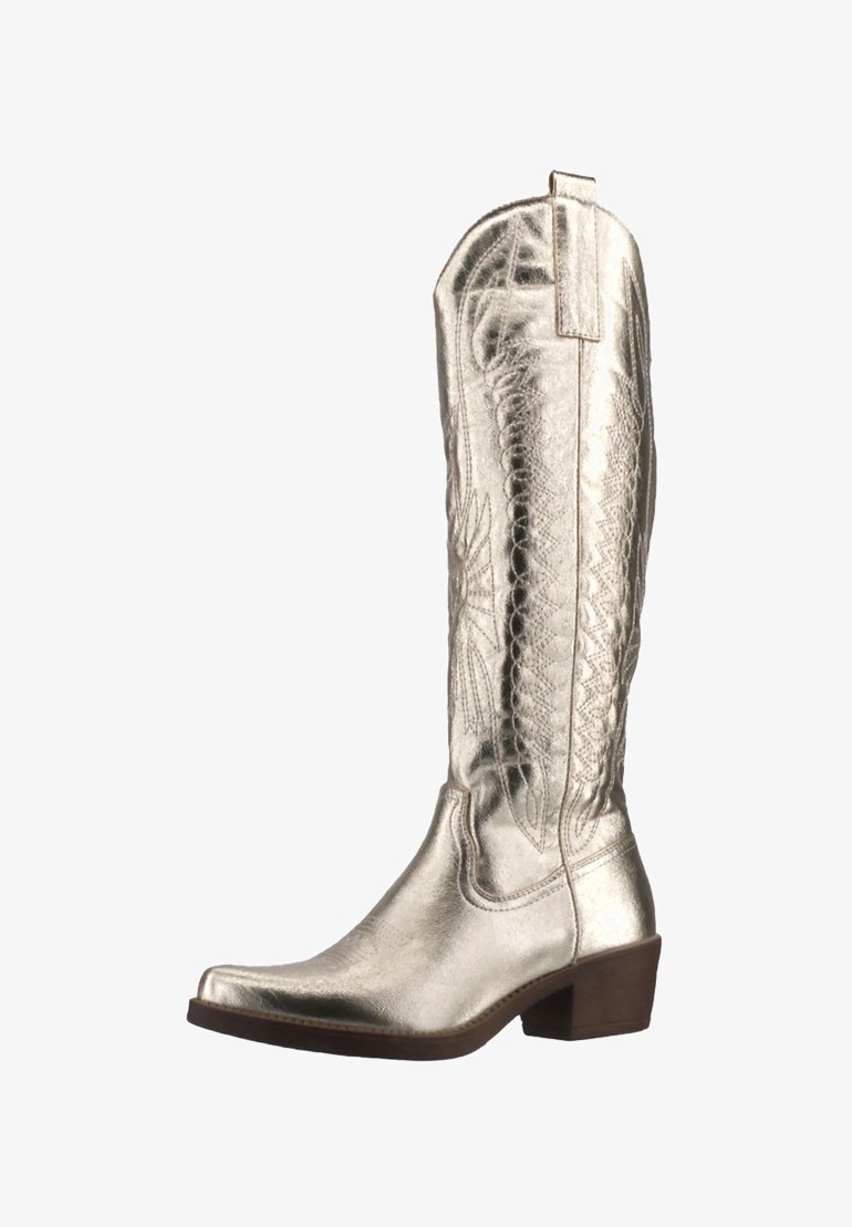 Botte de cowboy en argent métalisé avec un bout pointu, des coutures décoratives et un petit talon marron. Texture lisse avec un haut tige et une languette de tirage.