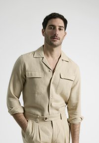 GUAYABERA EFECTO - Camisa - arena