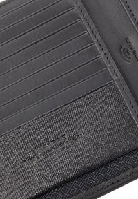 Cartera negra con acabado texturizado, ranuras para tarjetas y acentos de cuero suave. Presenta un logo en relieve y un símbolo de protección RFID.