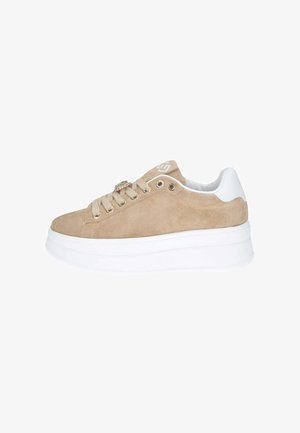 Sneaker in suede beige con suola piatta bianca, dotata di lacci beige, occhielli in metallo e un dettaglio decorativo sul lato.