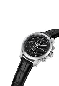 Reloj de acero inoxidable plateado con una esfera negra texturizada, tres subesferas y una correa de cuero negro con un patrón de cocodrilo.