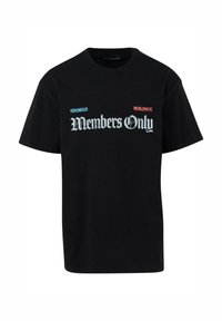 Sort bomulds t-shirt med fed grafisk tekst: "Venomous" i blå, "Members Only" i hvid, og "Worldwide" i rød. Korte ærmer, rund hals.
