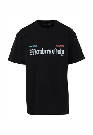 Musta puuvillat-paita, jossa on rohkea graafinen teksti: "Myrkky" sinisellä, "Jäsenet Vain" valkoisella ja "Kansainvälisesti" punaisella. Lyhyet hihat, pyöreä kaula-aukko.