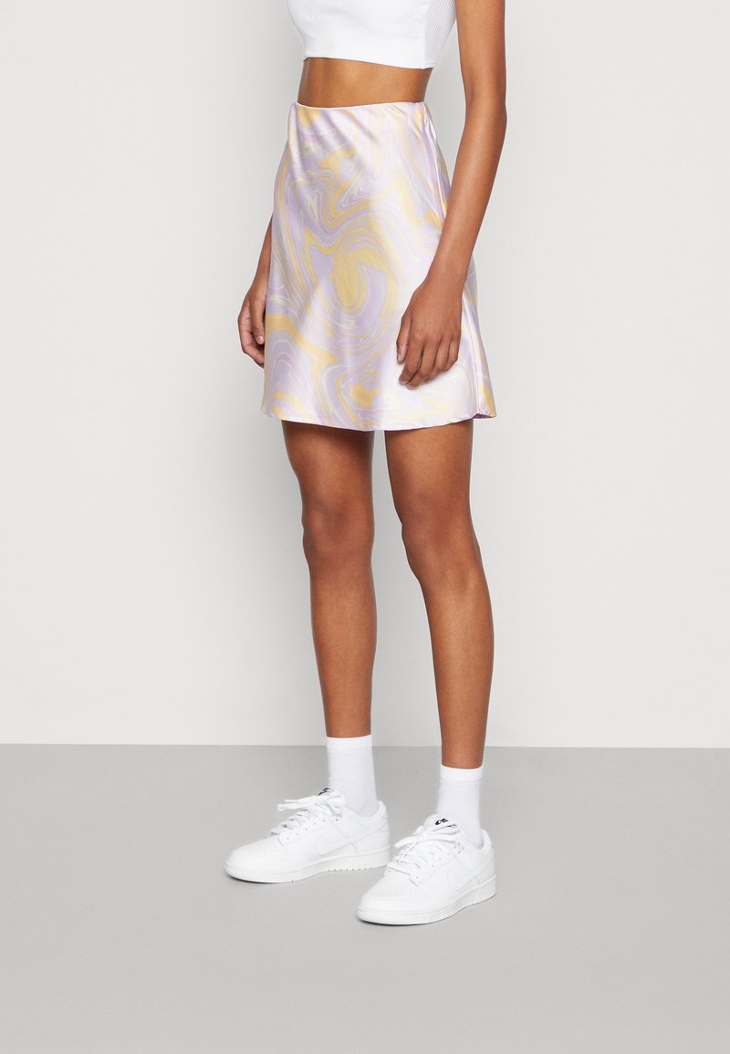 Satinová minisukně s mramorovým vzorem v levandulové a žluté barvě. Vyznačuje se rozšířeným střihem, hladkým povrchem a elastickým pasem.