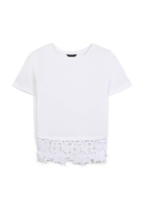 Top bianco a maniche corte con scollatura rotonda e bordo in pizzo floreale che si estende sotto l'orlo.