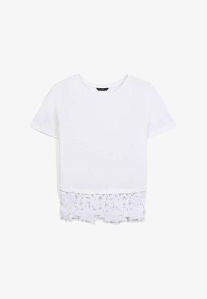 Top bianco a maniche corte con scollatura rotonda e bordo in pizzo floreale che si estende sotto l'orlo.