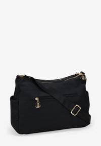 Bolso de mano sintético negro con herrajes dorados, compartimentos con cremallera, correa ajustable y un panel lateral texturizado que presenta un acento de logo.
