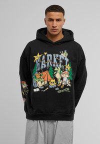 Zwarte hoodie van katoen, met een kleurrijke camping-thema grafiek op de voorkant met dieren, bomen en sterren.