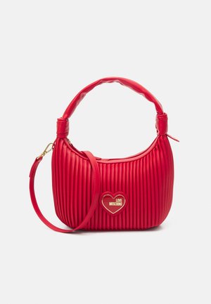 Borsa a tracolla rossa trapuntata con manico imbottito, tracolla staccabile e targhetta logo a forma di cuore con la scritta "Love Moschino" sul davanti.