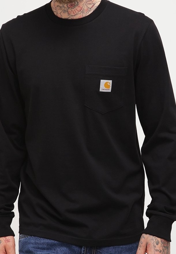 Schwarzes Langarmshirt aus Baumwolle, mit einer Brusttasche und einem quadratischen Logoetikett. Schlichtes Design mit Rundhalsausschnitt und normaler Passform.