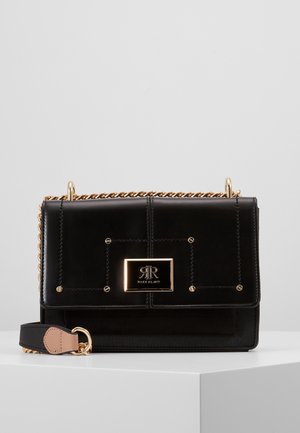 Zwarte rechthoekige River Island handtas met gouden kettingriem, gouden logo-bordje en gestikte details op de voorklep.