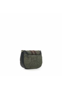 Bolso de mano verde y negro con diseño en relieve, que presenta franjas color burdeos y herrajes dorados. Textura suave con bordes curvados y cierre tipo solapa.