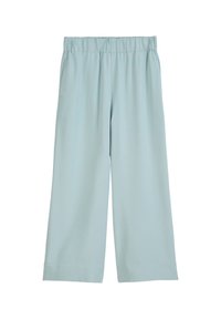 Vaaleansiniset, leve�ät housut, joissa on pehmeä rakenne, joustava vyötärö ja kaksi sivutaskua. Ei näkyviä kuvioita tai varusteita.