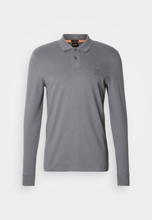 Langärmeliges Poloshirt aus grauer Baumwolle mit klassischem Kragen, zwei Knöpfen und einem quadratischen Logopatch in der oberen linken Ecke.