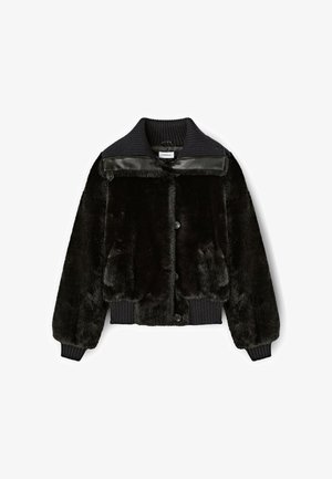 Zwarte nepbont jas met een geribbelde kraag, leren accenten op de schouders en een knoopsluiting. Heeft lange mouwen en een cropped ontwerp.