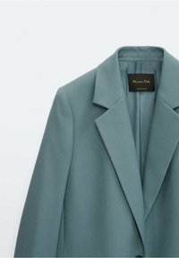 Blazer vert sarcelle à simple boutonnage avec revers encadrés, épaules structurées et une étiquette Massimo Dutti visible à l'intérieur du col.