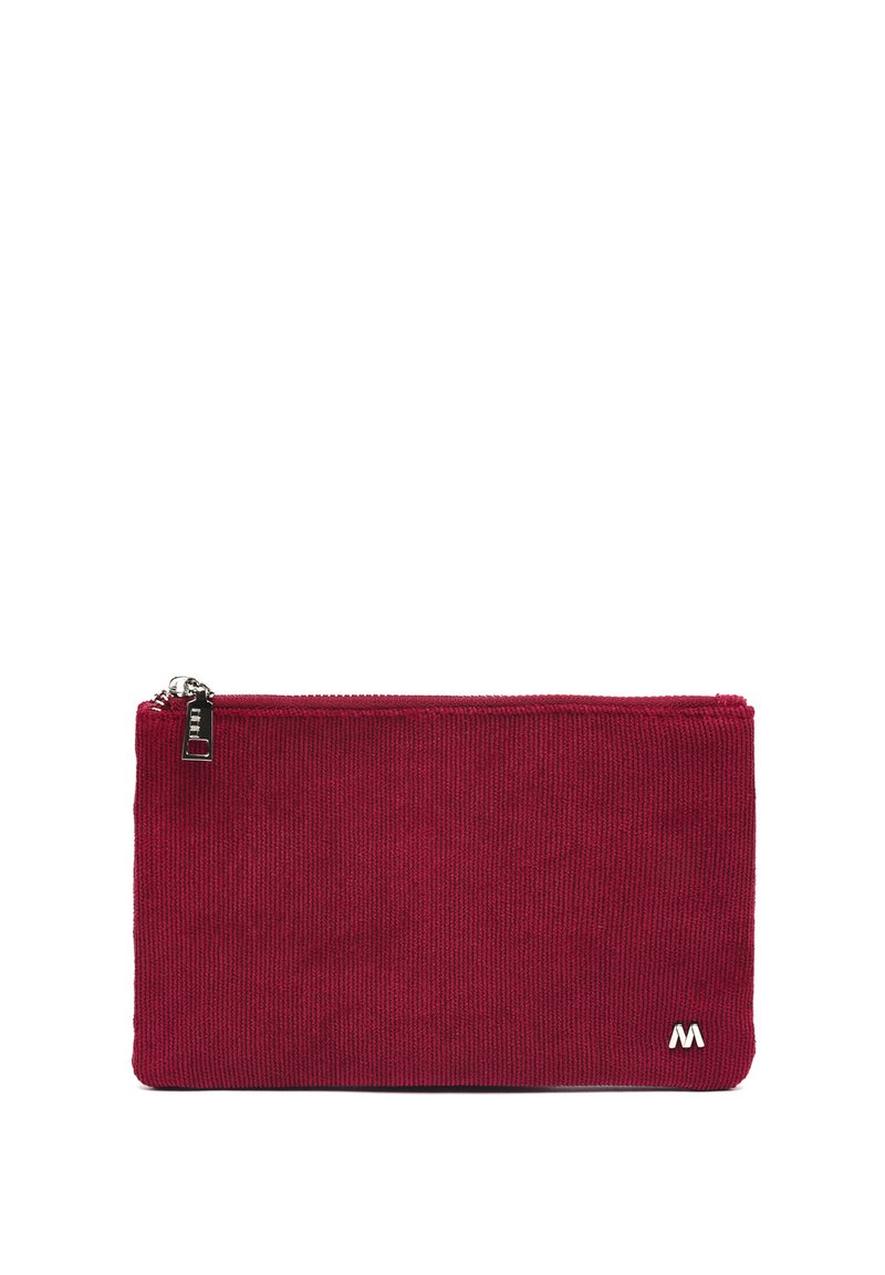 Obdĺžniková bordová kordúrová taštička na zips so strieborným zipsom a malým strieborným logom v pravom dolnom rohu.