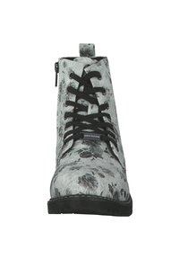 Botki za kostkę w szarym i czarnym kolorze w kwiatowy wzór, z teksturowaną powierzchnią, czarnymi sznurowadłami i zamkiem błyskawicznym z boku dla łatwego zakładania. Płaska, solidna podeszwa.