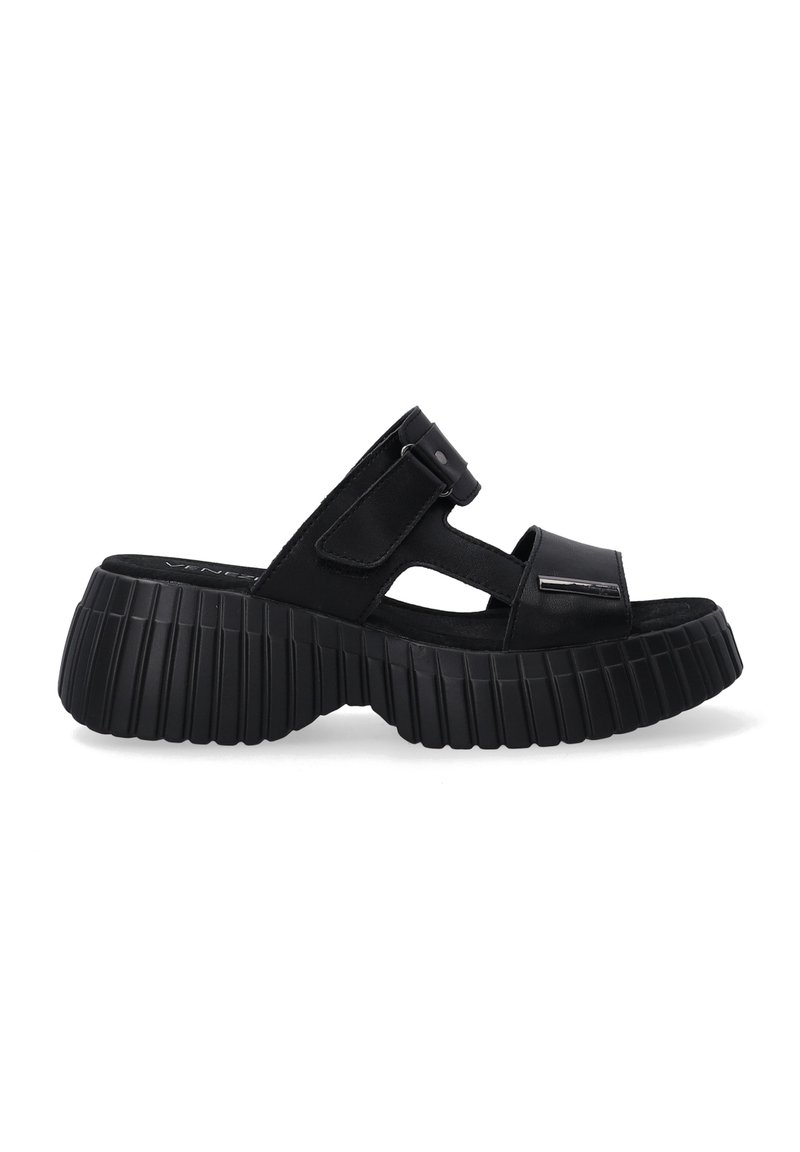 Zwarte sandalen met een dikke, ribbelige zool en een gladde bovenkant. Beschikt over brede banden en een zijgesp voor aanpassing. Zachte, gestructureerde afwerking.