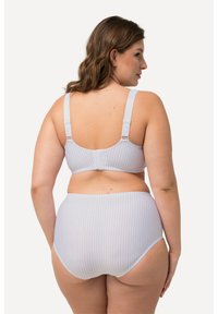 Lichtgrijs gestreept bikini-set met een beha met verstelbare bandjes en hoge taille broekjes. De stof heeft een zachte, gestructureerde afwerking.
