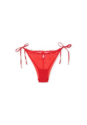 String rouge en mesh transparent avec une ceinture rouge unie. Présente des motifs de cœurs le long du haut et des nœuds décoratifs sur les côtés.
