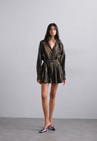 Norma Kamali SUPER OVERSIZED FLARED MINI DRESS - Koktailové šaty/večierkové šaty - brown