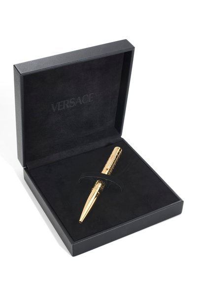 Luxe pen in goudkleur met getextureerde grip, in een open zwart fluwelen doosje met het merk "VERSACE" op het binnenste deksel.