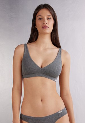 Grijze katoenen bralette met een diepe V-hals, brede bandjes en een naadloos ontwerp. Heeft een aansluitende band en zacht, gestructureerd materiaal.
