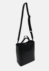 Czarna skórzana torba tote o wyraźnym kształcie, z podwójnymi uchwytami u góry i regulowanym paskiem na ramię. Gładka tekstura, minimalistyczny design.