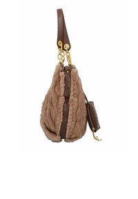 Bolso de mano de piel sintética marrón con forma redondeada, que cuenta con una correa de cuero marrón y detalles en cadena dorada. Incluye un estuche con cremallera desmontable.