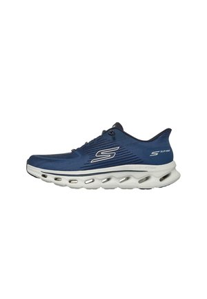 Zapatilla deportiva azul marino con suela blanca, diseño con cordones y agujeros acolchados a lo largo de la entresuela, mostrando los logotipos de la marca en el lateral y el talón.