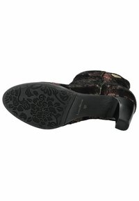 Bota de tacón alto de terciopelo negro con suela texturizada floral, con detalles en dorado y tacón afilado. Talla 37 marcada en la plantilla.