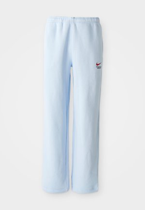 Lysblå joggebukser med elastisk talje, prydet med et lille rødt Nike-logo og teksten "Athletic Department". Blødt bomuldsstof.