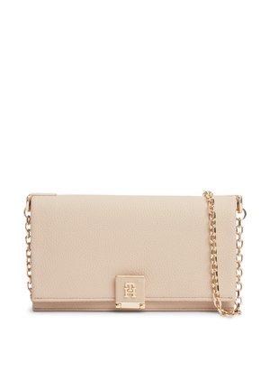 Beżowa kopertówka z teksturowanej skóry z paskiem na łańcuszku w złotym odcieniu oraz małą kwadratową złotą klamrą z logo na środku przodu.