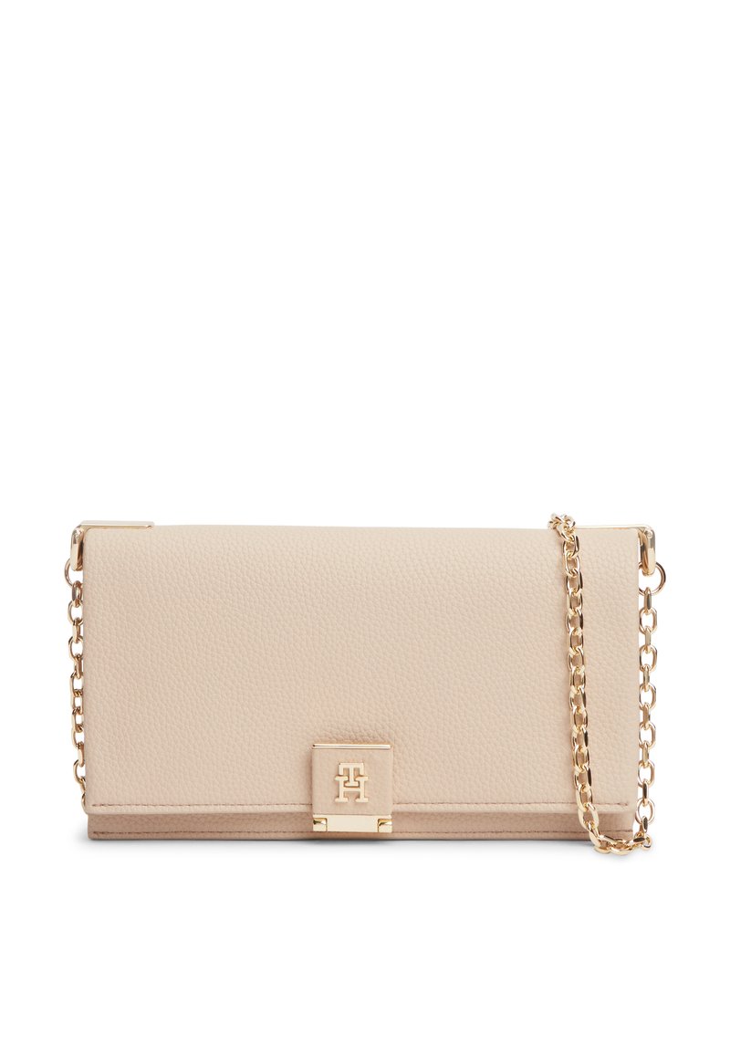 Μπεζ υφασμάτινο δερμάτινο τσαντάκι χειρός με χρυσή αλυσίδα λουράκι και μικρό τετράγωνο χρυσό κούμπωμα με λογότυπο στο κέντρο της μπροστινής πλευράς.