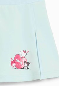 Ljusblå veckad kjol med en glittrig rosa hjärtformad design och tecknade illustrationer. Tillverkad av mjukt material för komfort.