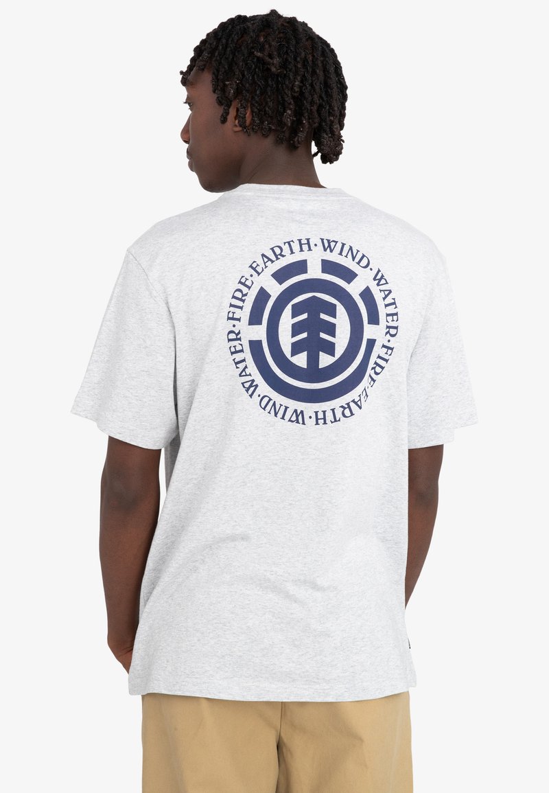 Graues Baumwoll-T-Shirt mit einem runden Grafikdesign auf der Rückseite, das einen Baum und elementare Wörter in Marineblau zeigt. Kurze Ärmel, lockere Passform.