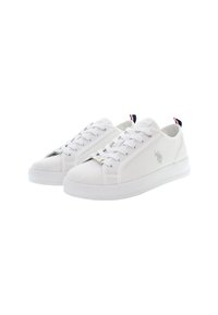 Bílé plátěné tenisky se strukturovanou textilní úpravou, kulatou špičkou, plochou bílou podrážkou a tónovým logem na boku. Námornická modrá a červená akcentace na patě.