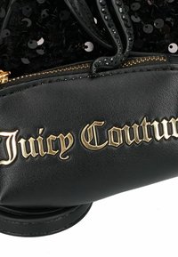 Borsa a tracolla in pelle nera con texture di paillettes, caratterizzata dal logo dorato "Juicy Couture" e dettagli con zip. Fondo arrotondato e design elegante.