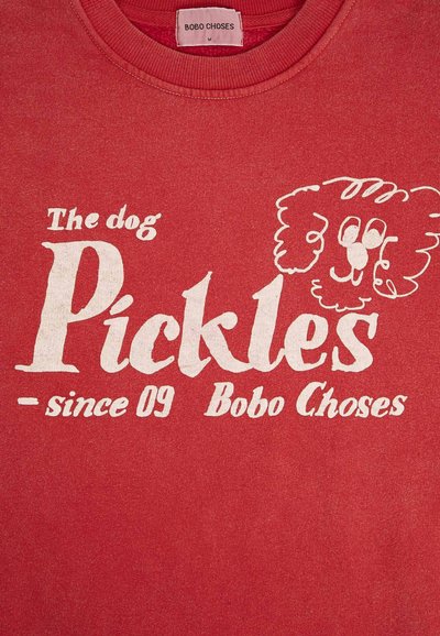 T-shirt rouge avec texte blanc « The dog Pickles - since 09 Bobo Choses » et un dessin simple d'un visage de chien.