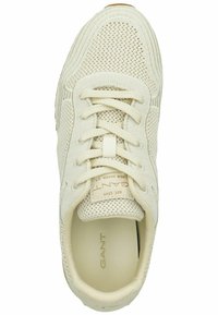 Helle beige Mesh-Sneaker mit runder Zehenpartie, flachen Schnürsenkeln und gepolstertem Kragen. Markenname "GANT" auf der Zunge und der Einlegesohle angebracht.