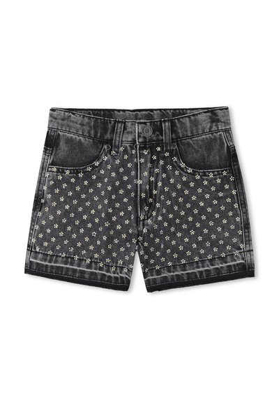 Shorts in denim neri con una finitura sbiadita, caratterizzati da un motivo floreale di piccoli fiori bianchi e gialli. Tasche standard e chiusura con bottone.