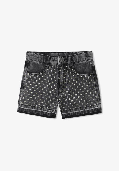 Shorts in denim neri con una finitura sbiadita, caratterizzati da un motivo floreale di piccoli fiori bianchi e gialli. Tasche standard e chiusura con bottone.