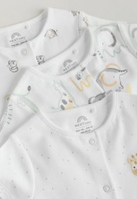 Trije lahki otroški bodiji iz belega blaga. Imajo igrive živalske vzorce, pikice in gumbe za zapenjanje. Znamka: NEXT baby.