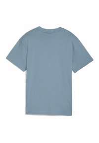 Kortærmet T-shirt i afdæmpet blå bomuld med klassisk rund hals og en afslappet silhuet. Glat tekstur uden synlige logoer eller mønstre.