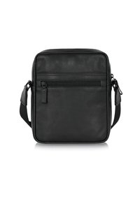 Czarna skórzana torebka na ramię z przednią kieszenią na zamek, regulowanym czarnym paskiem i prostokątnym kształtem na białym tle.