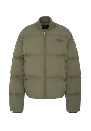 Olivgrüne Steppjacke mit rundem Kragen, Reißverschluss vorne und gerippten Bündchen. Mit einem rechteckigen Logo-Patch auf der linken Brust.