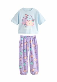 Haut bleu clair à manches courtes avec trois chats pastel et texte "Cosy Club", associé à un pantalon lavande ornée de motifs colorés de chats et de cœurs.