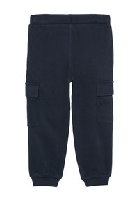Marineblauwe fleece cargo pants met elastische tailleband, twee zijzakken en geribde boorden. Zachte textuur, recht model.