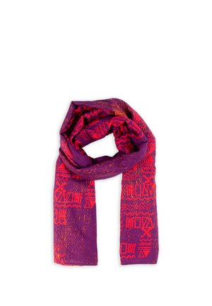 Fioletowy szalik z jaskrawoczerwonymi geometrycznymi i abstrakcyjnymi wzorami, złożony i owinięty na białym tle.